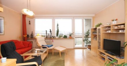 Hledáte nové bydlení v Praze? Realitní kancelář Homesweethome nabízí zajímavé byty k prodeji i pronájmu.