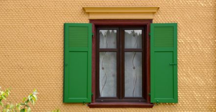 Dřevěné okenice regulují teplo a chrání bezpečí Vašeho domova