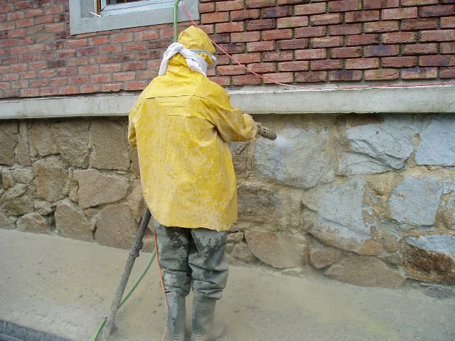 Tryskání pískem: Používá se nejen pro čištění fasád od graffiti